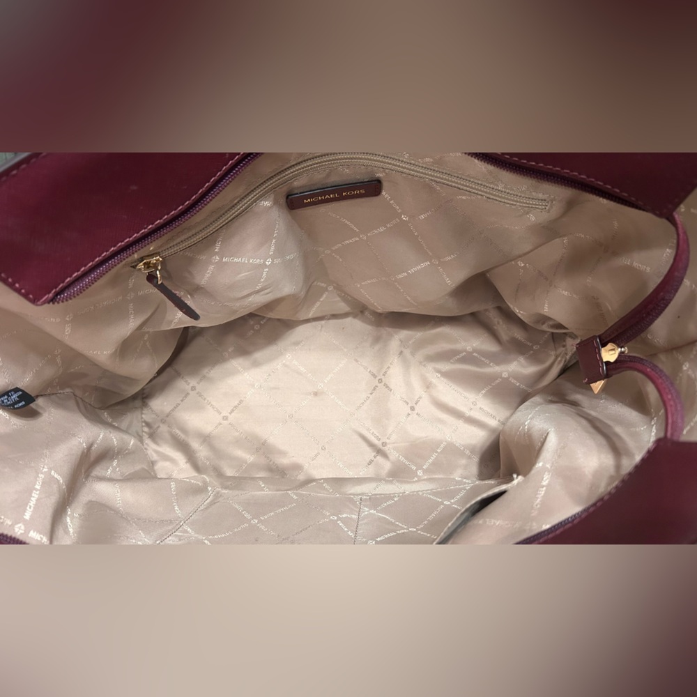 Michael Kors Gilly LeaterTote Bag with Gold Hardware Excellent Condition! - Picture 4 of 10
